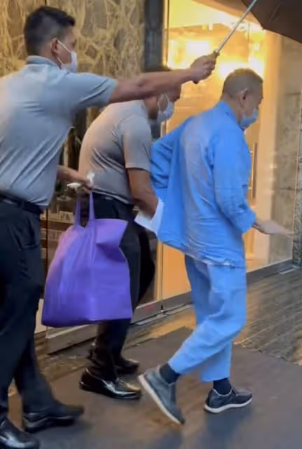 富豪劉鑾雄與甘比現身街頭!步履蹣跚身體引擔憂,一排豪車好闊氣