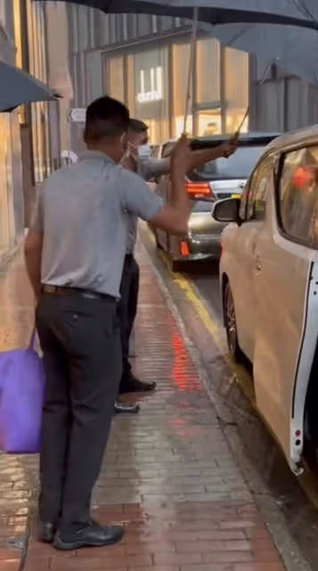 富豪劉鑾雄與甘比現身街頭!步履蹣跚身體引擔憂,一排豪車好闊氣