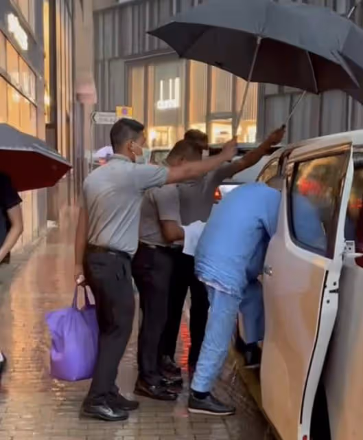 富豪劉鑾雄與甘比現身街頭!步履蹣跚身體引擔憂,一排豪車好闊氣