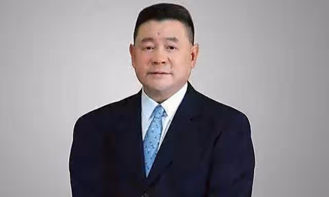 富豪劉鑾雄與甘比現身街頭!步履蹣跚身體引擔憂,一排豪車好闊氣