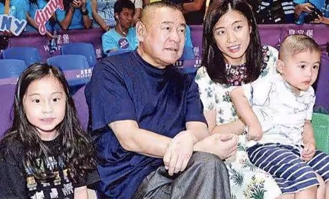 富豪劉鑾雄與甘比現身街頭!步履蹣跚身體引擔憂,一排豪車好闊氣