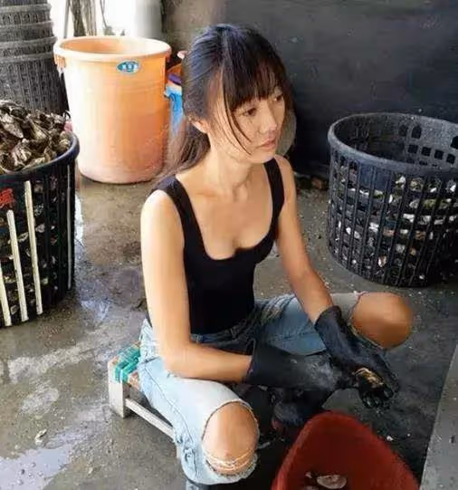 媽媽出意外喪失勞動能力,24歲孝女決定返鄉剝蚵,被笑真沒出息接手家業直播業績爆紅:證明人美又有實力.