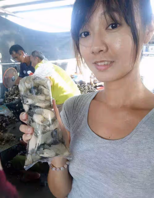 媽媽出意外喪失勞動能力,24歲孝女決定返鄉剝蚵,被笑真沒出息接手家業直播業績爆紅:證明人美又有實力.