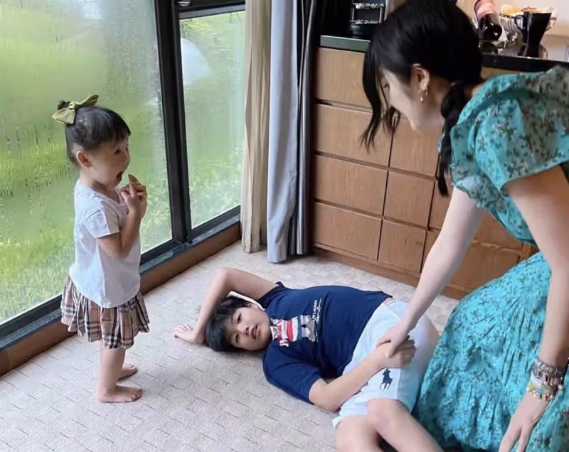 陳慧琳一家四口罕亮相！12歲大兒子顏值逆襲，濃眉大眼超像媽，網友：完全認不出