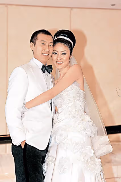 陳慧琳一家四口罕亮相！12歲大兒子顏值逆襲，濃眉大眼超像媽，網友：完全認不出