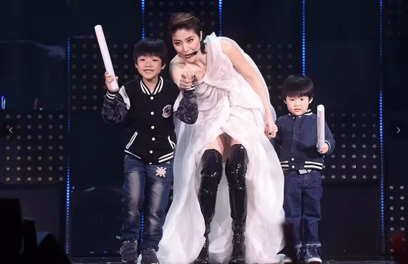 陳慧琳一家四口罕亮相！12歲大兒子顏值逆襲，濃眉大眼超像媽，網友：完全認不出