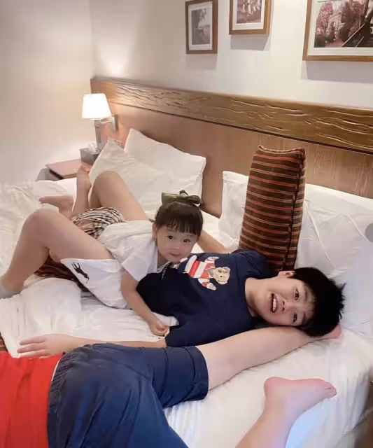 陳慧琳一家四口罕亮相！12歲大兒子顏值逆襲，濃眉大眼超像媽，網友：完全認不出