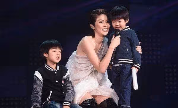 陳慧琳一家四口罕亮相！12歲大兒子顏值逆襲，濃眉大眼超像媽，網友：完全認不出
