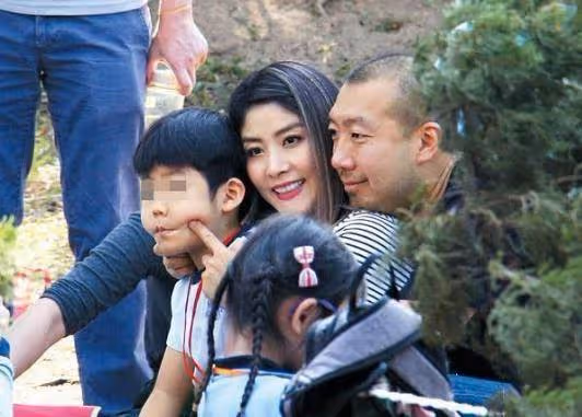 陳慧琳一家四口罕亮相！12歲大兒子顏值逆襲，濃眉大眼超像媽，網友：完全認不出