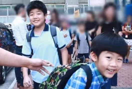 陳慧琳一家四口罕亮相！12歲大兒子顏值逆襲，濃眉大眼超像媽，網友：完全認不出