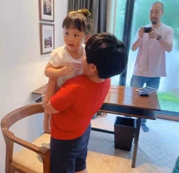 陳慧琳一家四口罕亮相！12歲大兒子顏值逆襲，濃眉大眼超像媽，網友：完全認不出