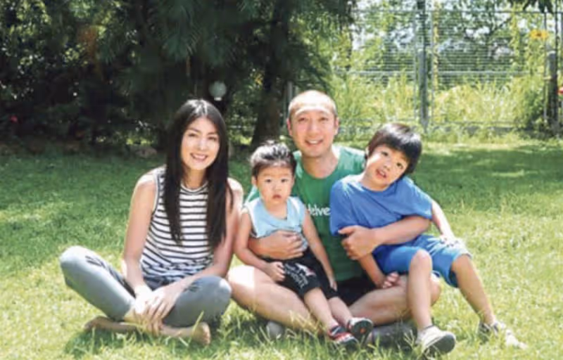 陳慧琳一家四口罕亮相！12歲大兒子顏值逆襲，濃眉大眼超像媽，網友：完全認不出