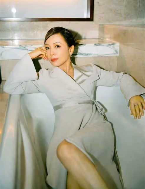 鄧萃雯很真實，滿臉皺紋依舊優雅，身穿黑西裝高級又知性，網友：年過半百不扮嫩好難得