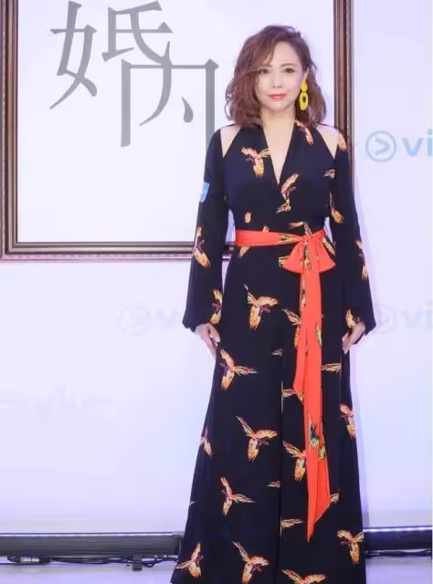 鄧萃雯很真實，滿臉皺紋依舊優雅，身穿黑西裝高級又知性，網友：年過半百不扮嫩好難得