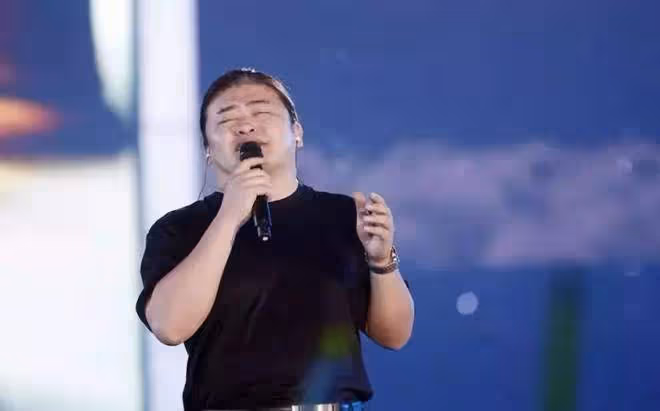 「長相拉胯,唱功卻吊打小鮮肉」的8位醜男歌手,個個才華橫溢