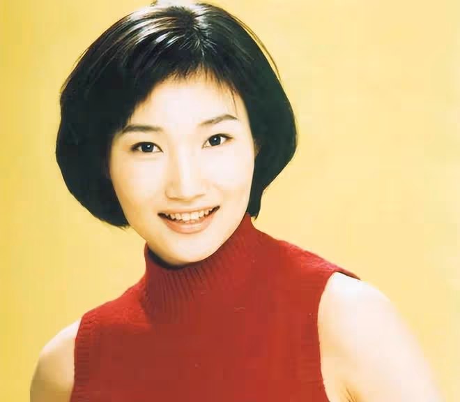 「央視主持人」李梓萌：曾躲在廁所錄音，45歲仍未婚，有何隱情？