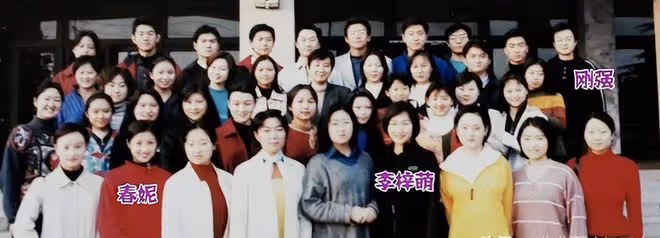 「央視主持人」李梓萌:曾躲在廁所錄音,45歲仍未婚,有何隱情?