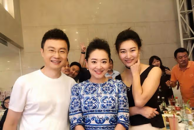 「央視主持人」李梓萌:曾躲在廁所錄音,45歲仍未婚,有何隱情?