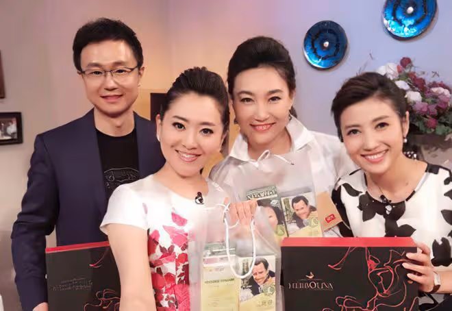 「央視主持人」李梓萌:曾躲在廁所錄音,45歲仍未婚,有何隱情?