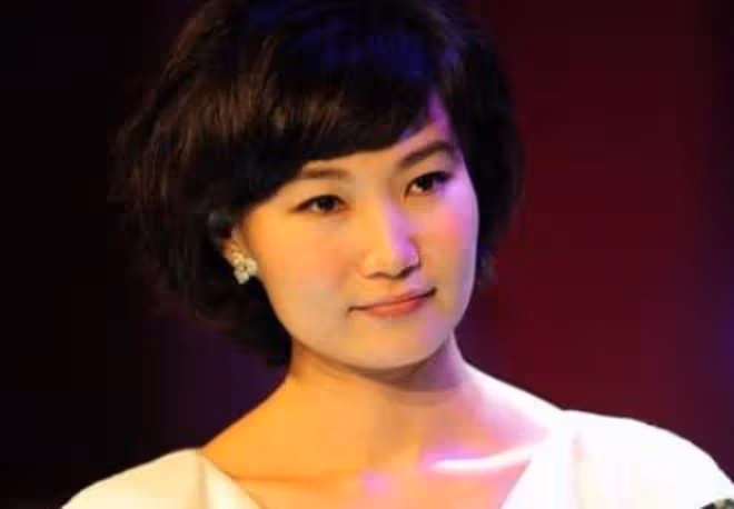 「央視主持人」李梓萌:曾躲在廁所錄音,45歲仍未婚,有何隱情?