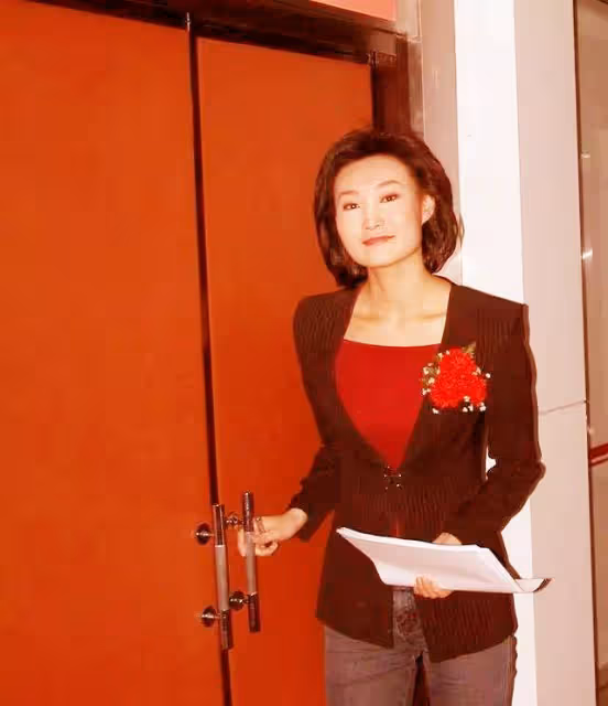 「央視主持人」李梓萌:曾躲在廁所錄音,45歲仍未婚,有何隱情?