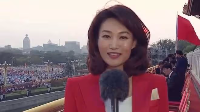 「央視主持人」李梓萌：曾躲在廁所錄音，45歲仍未婚，有何隱情？