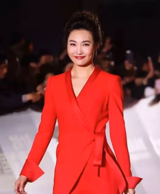 「央視主持人」李梓萌：曾躲在廁所錄音，45歲仍未婚，有何隱情？