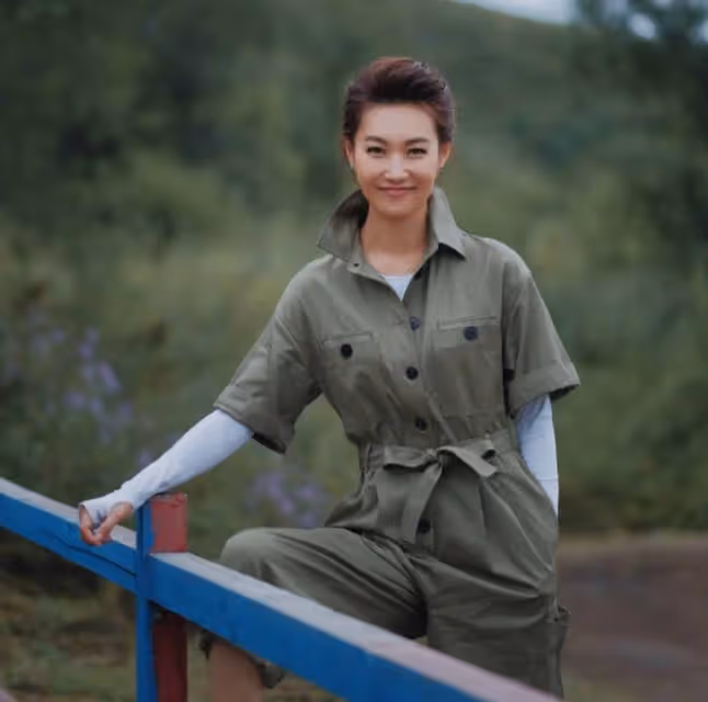 「央視主持人」李梓萌：曾躲在廁所錄音，45歲仍未婚，有何隱情？