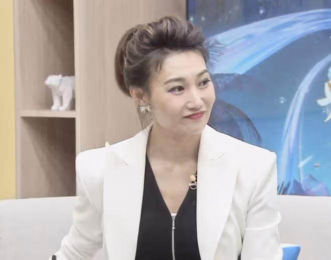 「央視主持人」李梓萌：曾躲在廁所錄音，45歲仍未婚，有何隱情？