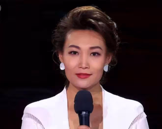 「央視主持人」李梓萌：曾躲在廁所錄音，45歲仍未婚，有何隱情？