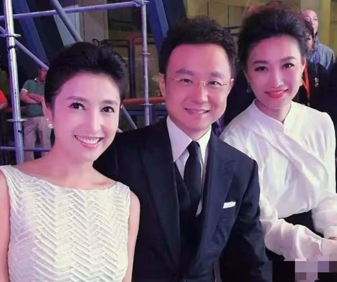 「央視主持人」李梓萌：曾躲在廁所錄音，45歲仍未婚，有何隱情？
