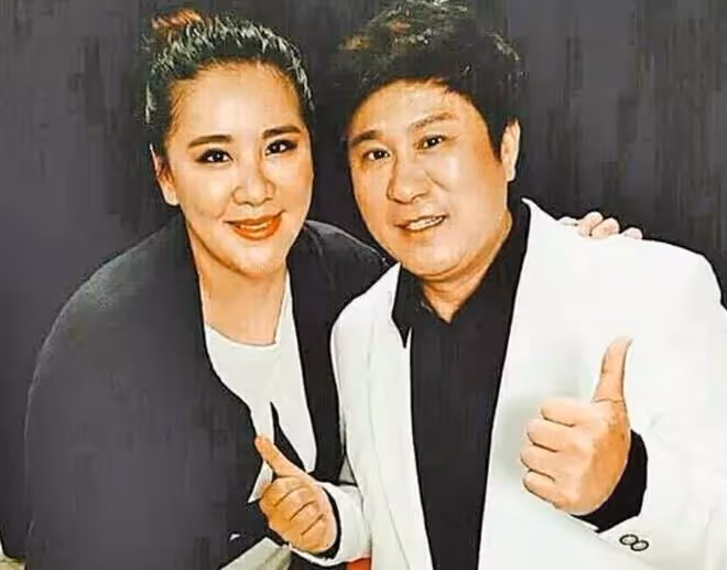 胡瓜前妻生日,凍齡有術與女兒似姐妹,離婚21年跟前夫關係仍密切