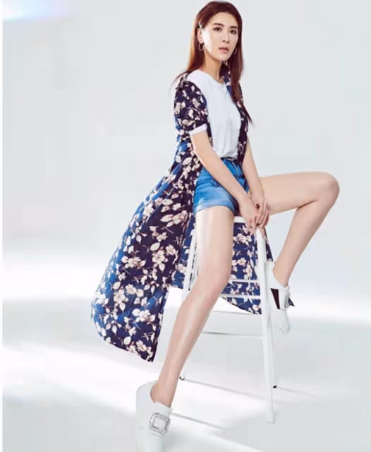 胡瓜前妻生日,凍齡有術與女兒似姐妹,離婚21年跟前夫關係仍密切