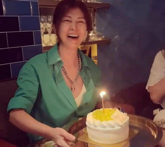 胡瓜前妻生日,凍齡有術與女兒似姐妹,離婚21年跟前夫關係仍密切