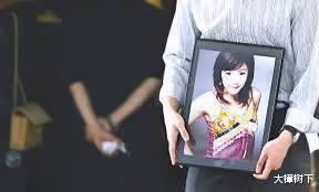 2008年,醉酒的譚靜衣衫不整墜樓身亡,3名男子在房間對她做了什麼?