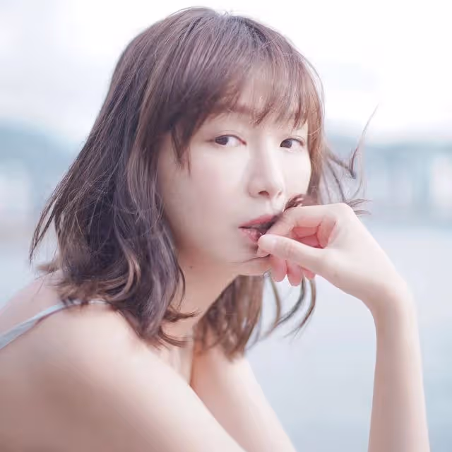 不會再婚!40歲「小鄭秀文」為女兒隱忍家暴多年,做文職撫養女兒