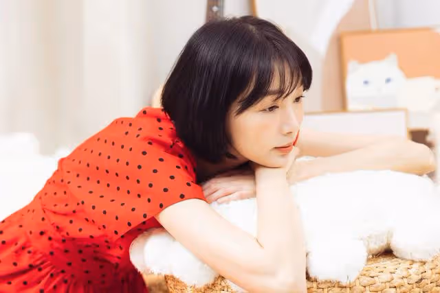 不會再婚!40歲「小鄭秀文」為女兒隱忍家暴多年,做文職撫養女兒