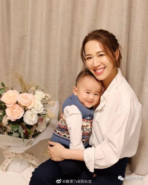 岑杏賢水著上陣海邊嘆美食 大讚老公超強攝影技術
