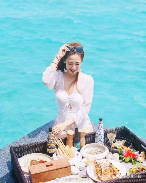 岑杏賢水著上陣海邊嘆美食 大讚老公超強攝影技術