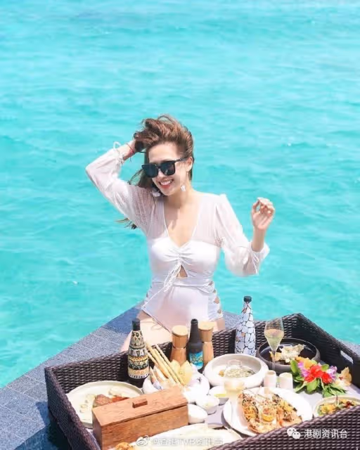 岑杏賢水著上陣海邊嘆美食 大讚老公超強攝影技術