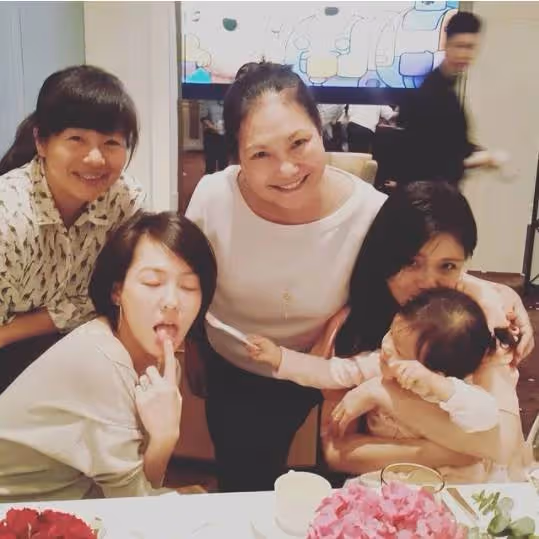 棄豪門獨自養大3女兒!S媽昔遭「公婆催生兒子、丈夫搞外遇」:感情歷練不輸大小S