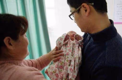寶爸是章子怡的粉絲,執意給女兒起名「子怡」,妻子聽後當場發飆:也不看看你姓什麽!