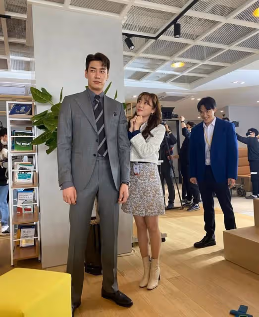 戀愛曝光兩個月後公開婚訊！又一韓流二代女團新娘誕生