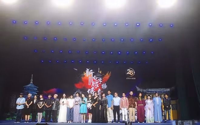 《新白娘子傳奇》播出30年,陳美琪探望88歲導演,63歲氣質仍出眾