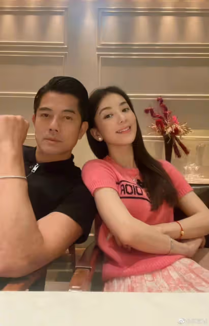 郭富城為嬌妻方媛慶生,戴情侶手鍊送99朵玫瑰,倆女兒親吻臉頰盡顯溫馨