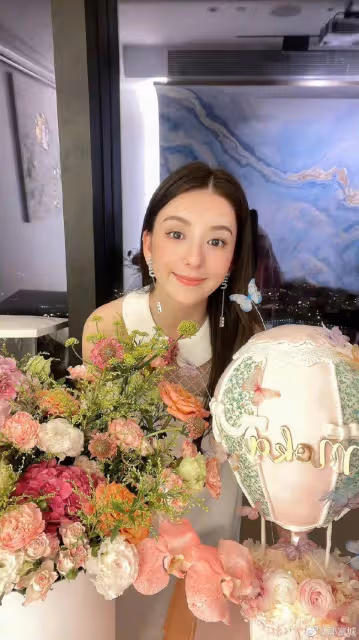郭富城為嬌妻方媛慶生,戴情侶手鍊送99朵玫瑰,倆女兒親吻臉頰盡顯溫馨