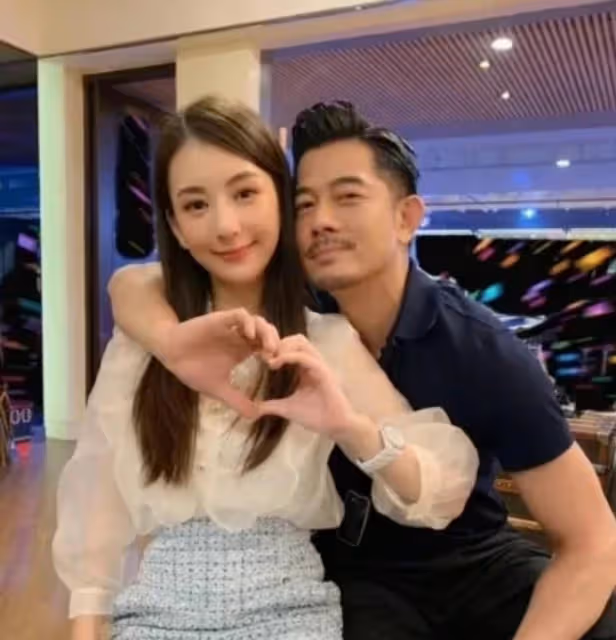 郭富城為嬌妻方媛慶生，戴情侶手鍊送99朵玫瑰，倆女兒親吻臉頰盡顯溫馨