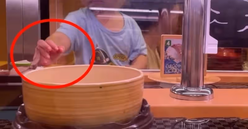 家教呢？放任孩子玩迴轉壽司，家長經勸後這舉動讓網友全炸鍋了！