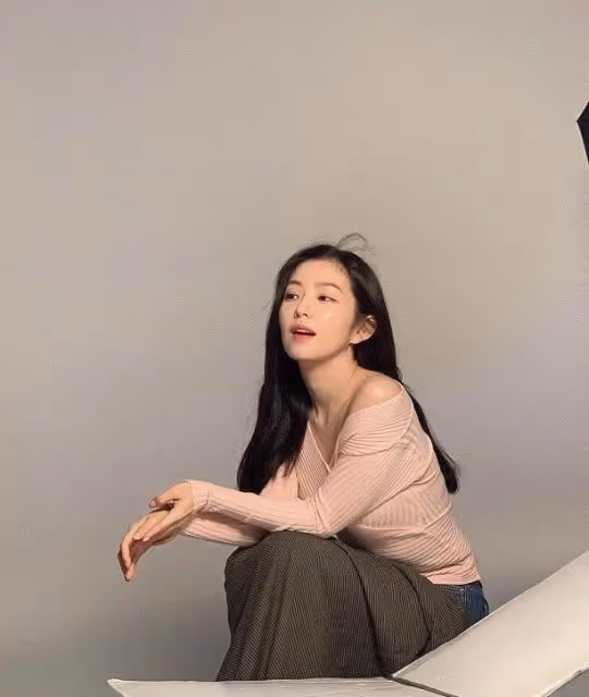 24歲大齡出道,32歲仍是韓國女團神顏榜首,她配嗎?太配了!
