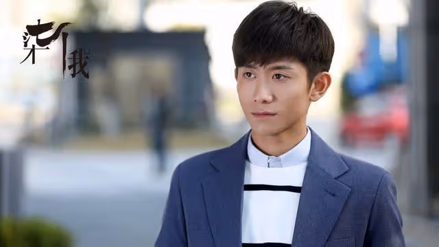 他是孫儷同學,因演三毛一炮走紅,禿頂多年留長發,帥成韓國歐巴